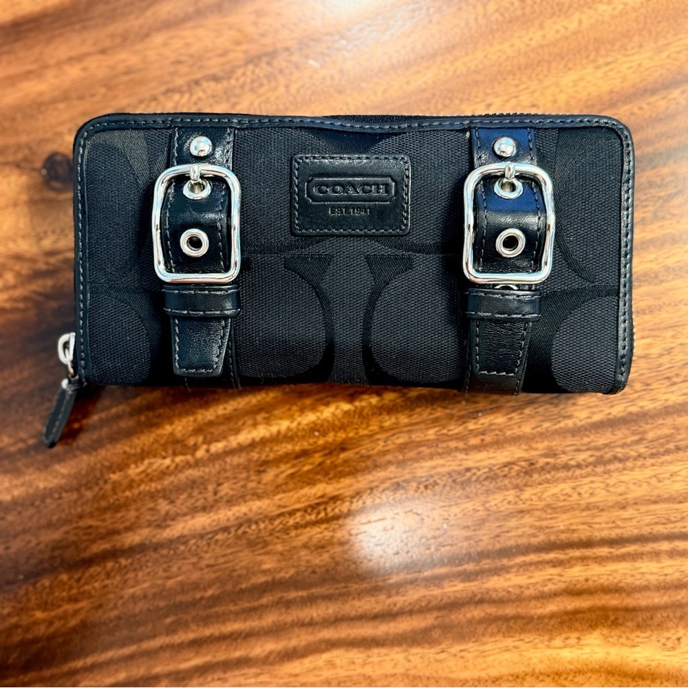 COACH Zoe Double Buckle
Black Jacquard Leather Accordion Zip Around Wallet EUC